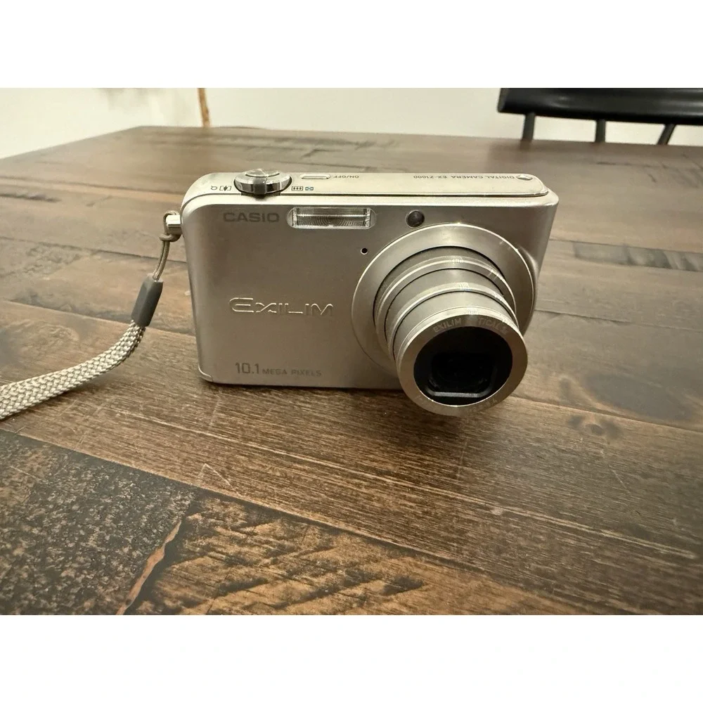 Casio EXILIM EX-Z1000 10.1 MP 3x Optical Digital Camera W/ Batt Card Chrgr READ